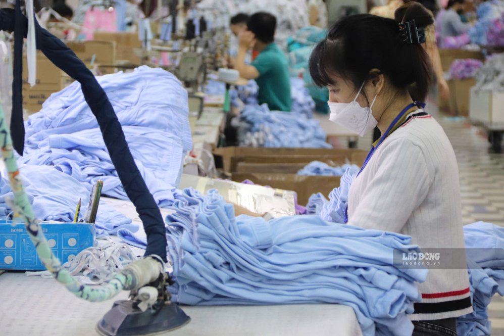 Từ e ngại đến làm chủ công nghệ nơi xưởng may của những nữ công nhân lớn tuổi