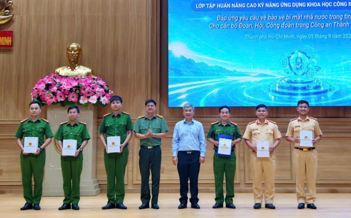 Ban Công đoàn Công an TP Hồ Chí Minh phối hợp tham mưu tổ chức lớp tập huấn cho cán bộ đoàn, hội, công đoàn về nâng cao kỹ năng ứng dụng khoa học công nghệ, chuyển đổi số. Ảnh: Ban Công đoàn Công an TP Hồ Chí Minh