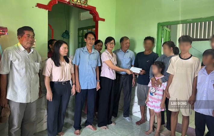 The Vietnam Fatherland Front Committee of Phu Thuy ward (Lam Dong province) and the Border Guard visited and encouraged the family whose fishing boat caught fire. Photo: Pham Duy