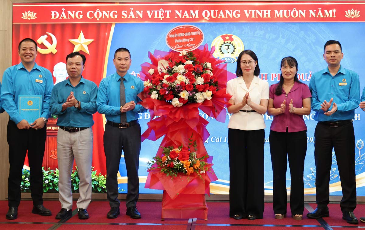 Đại diện Đảng ủy, Chủ tịch HĐND phường Móng Cái 1 tặng hoa chúc mừng. Ảnh: Cổng TTĐT phường Móng Cái 1
