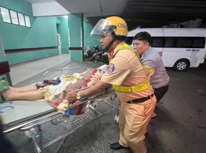 La policía de tráfico de Da Nang pita para abrir un camino de más de 7 km para llevar a una mujer con convulsiones al hospital para recibir atención de emergencia