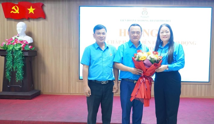 Los líderes de la Federación Laboral de la ciudad de Hue entregan flores para felicitar al Sr. Pham Van Loi por ser elegido Vicepresidente de la Federación Laboral de la ciudad. Foto: Proporcionada por el Sindicato de Hue el 28 de octubre