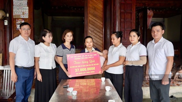 La escuela primaria Pho Lu (comuna de Bao Thang, provincia de Lao Cai) entregó 37 millones de VND para apoyar a la familia de Hoang Khanh Vy. Foto: Thanh Nga