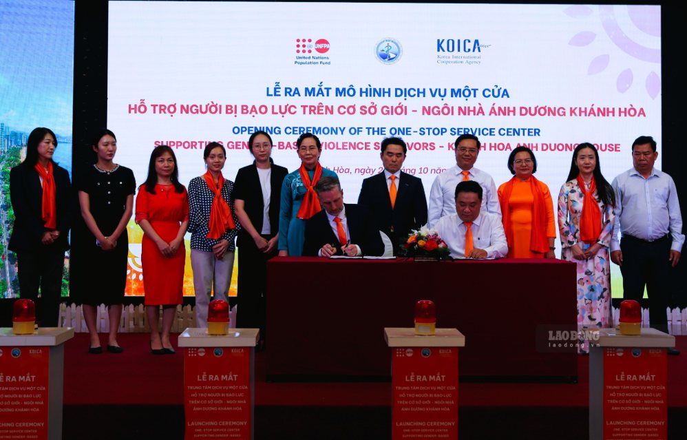Các đại biểu cắt băng khánh thành Ngôi nhà Ánh Dương Khánh Hòa và thực hiện ký biên bản bàn giao Ngôi nhà cho tỉnh. Ảnh: Phương Linh