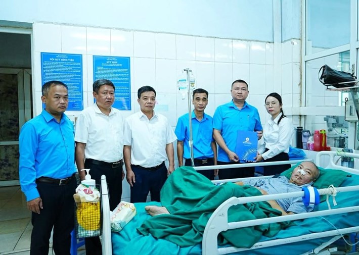 El Sindicato de la Compañía de Electricidad de Tuyen Quang entrega dinero de apoyo a los trabajadores que están recibiendo tratamiento para enfermedades graves. Foto: Compañía de Electricidad de Tuyen Quang