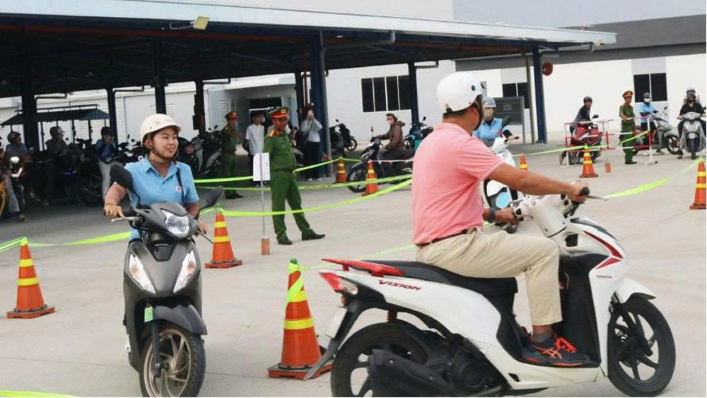 Safe driving skills guidance for more than 1,000 workers in An Giang border area