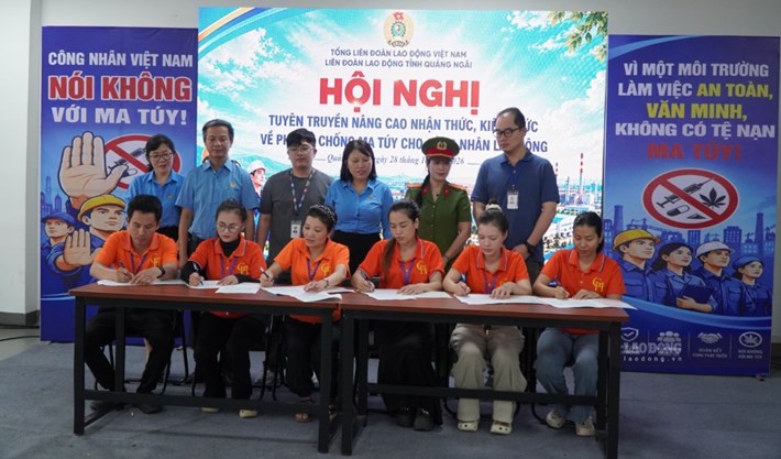 Đoàn viên, công nhân, lao động Công ty TNHH Quốc tế Great Honor ở Khu công nghiệp VSIP Quảng Ngãi ký cam kết hưởng ứng chiến dịch “Công nhân Việt Nam nói không với ma túy”. Ảnh: Viên Nguyễn