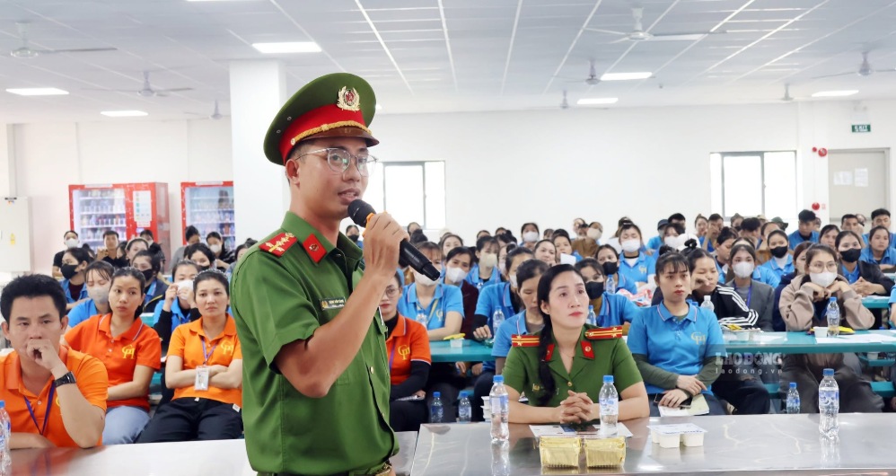Đại úy Đặng Văn Sàng, cán bộ Phòng Cảnh sát điều tra tội phạm về ma túy, Công an tỉnh Quảng Ngãi, phổ biến những quy định cơ bản của Luật Phòng, chống ma túy. Ảnh: Viên Nguyễn