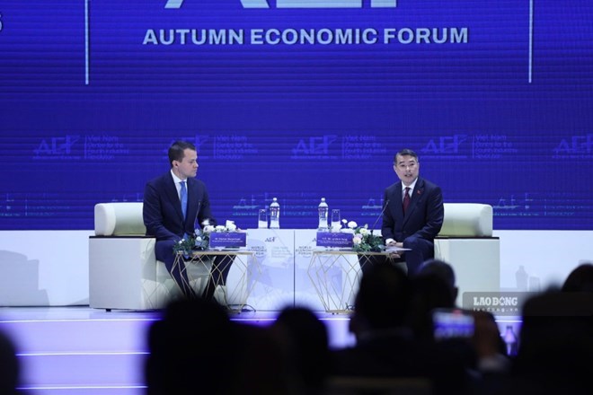 El miembro del Buró Político y Primer Ministro Lê Minh Hưng dialoga con el Director Ejecutivo del FEM en el AEF 2026 sobre el tema "Posicionar Vietnam en el futuro global". Foto: Minh Tâm