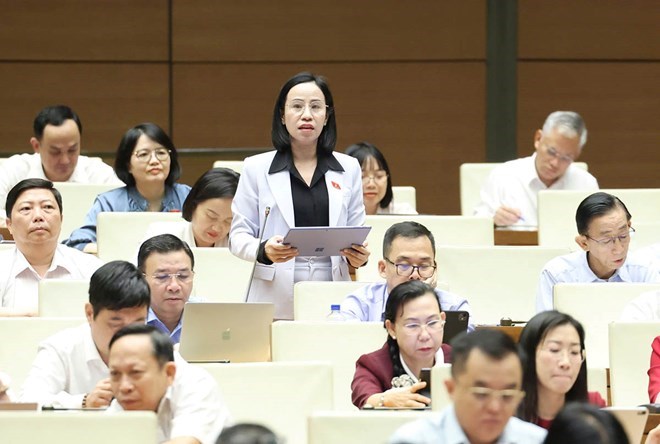 El diputado Võ Ngọc Thanh Trúc habla sobre el proyecto de Ley de Vivienda (modificada). Foto: Quochoi. vn
