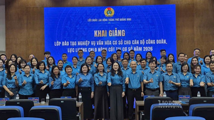 Lãnh đạo LĐLĐ TP Quảng Ninh, các giảng viên và học viên tại lớp đào tạo nghiệp vụ văn hóa cho cán bộ công đoàn, lực lượng CNLĐ nòng cốt tại cơ sở. Ảnh: Nguyễn Hùng