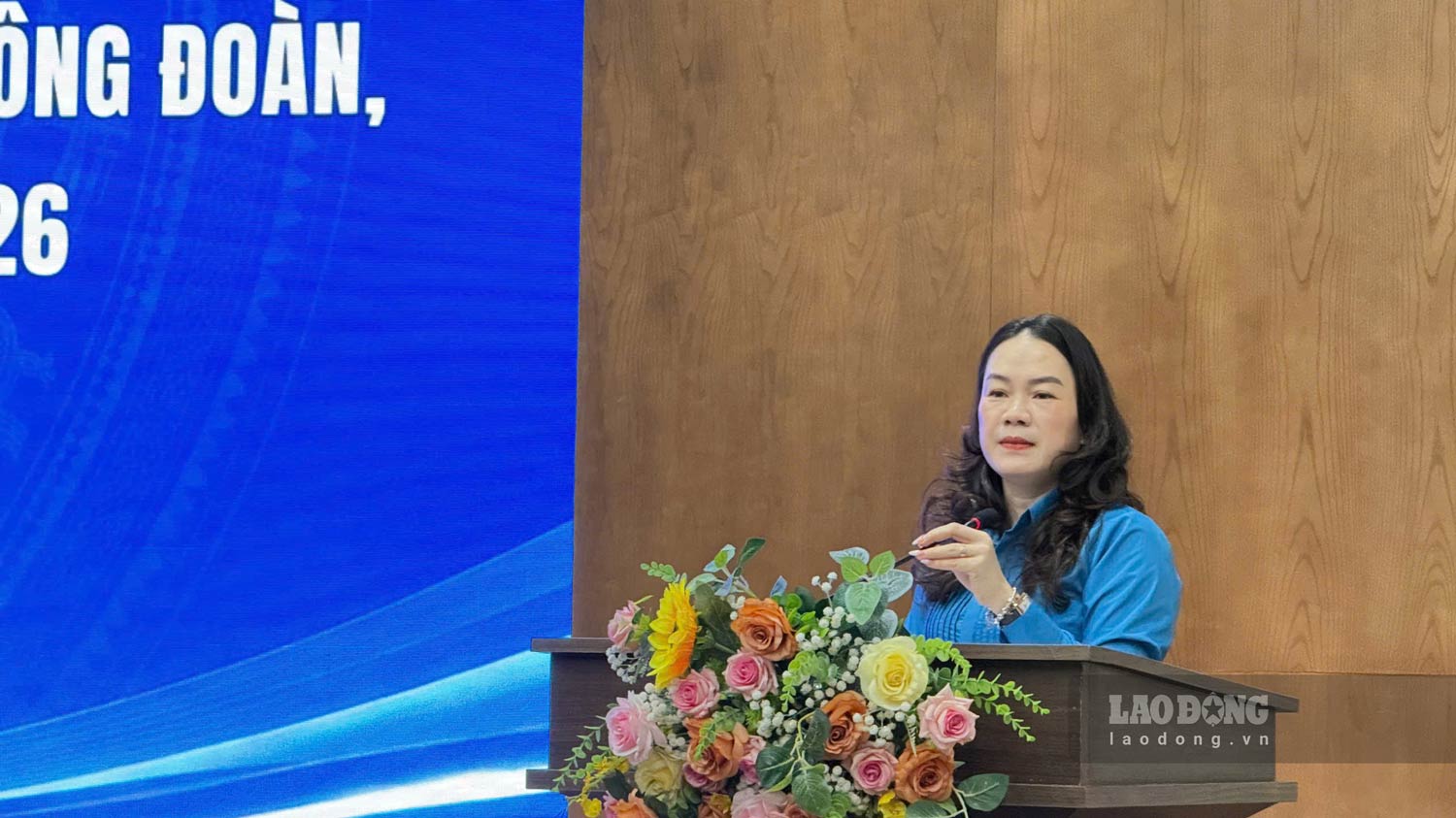 Bà Hoàng Thị Hồng Phấn - Phó Chủ tịch LĐLĐ thành phố Quảng Ninh - truyền đạt một chuyên đề tại lớp học. Ảnh: Nguyễn Hùng