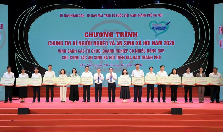 Ủy viên Bộ Chính trị, Bí thư Thành ủy Hà Nội Trần Đức Thắng và Ủy viên Trung ương Đảng, Chủ tịch UBND thành phố Hà Nội Vũ Đại Thắng trao hỗ trợ cho các địa phương tại chương trình “Chung tay vì người nghèo và an sinh xã hội năm 2026“. Ảnh: Quang Thái
