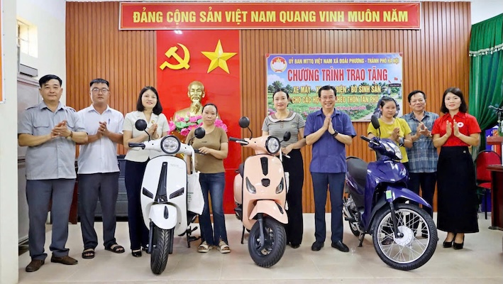 UBND - Ủy ban MTTQ Việt Nam xã Đoài Phương (TP Hà Nội) trao phương tiện sản xuất và hỗ trợ sinh kế, tiếp thêm động lực để các hộ nghèo phát triển kinh tế gia đình. Ảnh: MTTQ TP Hà Nội 