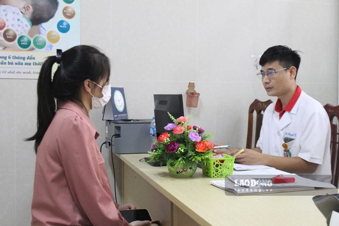 Gente acudiendo a exámenes médicos en el Hospital de Obstetricia y Pediatría de la provincia de Ninh Binh. Foto: Nguyen Truong (tomada en octubre de 2026)