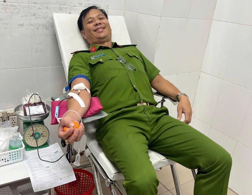 Cán bộ công an hiến máu khẩn cấp cứu người nguy kịch