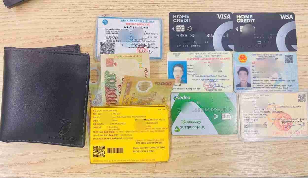 The two brothers picked up a wallet and proactively went to the police to return it to the person who lost it