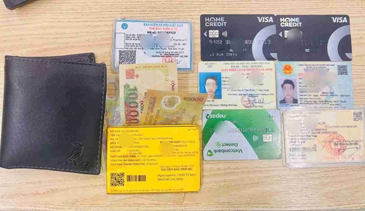 The two brothers picked up a wallet and proactively handed it over to the police to hand it over to the person who dropped it. Photo: Phuoc Dinh Commune Police