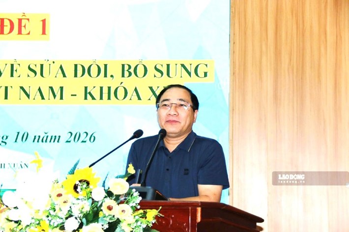 PGS.TS Hoàng Thanh Xuân - Viện trưởng Viện Đào tạo, Bồi dưỡng và Hợp tác quốc tế, Trường Đại học Công đoàn trình bày những điểm mới của Điều lệ Công đoàn Việt Nam khóa XIV. Ảnh: Trần Lâm 