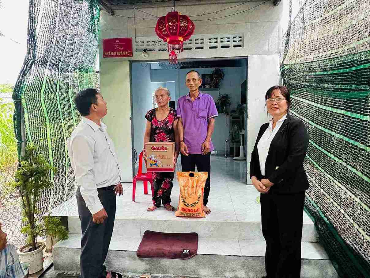 Handing over 3 Great Solidarity houses to households in difficult circumstances in Khanh Hoa