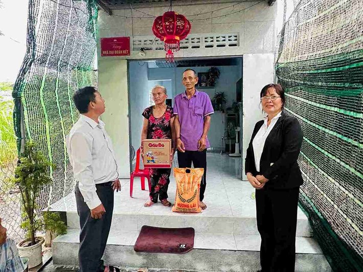Functional agencies hand over Dai Doan Ket houses to households in difficult circumstances. Photo: Nam Ninh Hoa Front