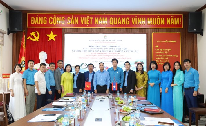 Representantes del Sindicato de la Construcción de Vietnam y representantes de la Unión Sindical del Ministerio de Obras Públicas y Transporte de Laos se toman una foto de recuerdo. Foto: Sindicato de la Construcción de Vietnam
