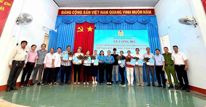 El Sindicato del barrio de Vinh Tan organiza la entrega de decisiones para establecer 10 sindicatos de base en el área. Foto: Comité Popular del barrio de Vinh Tan
