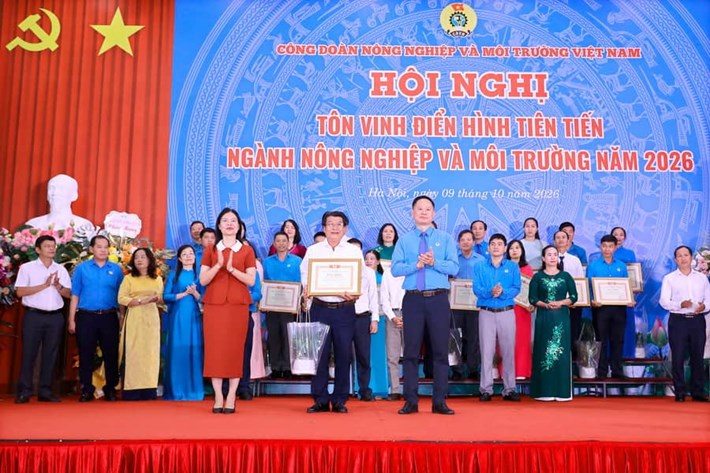 Năm 2026, anh Nguyễn Hoàng Thái là một trong 9 cá nhân được tôn vinh “Công nhân tiêu biểu” vì có sáng kiến, cải tiến trong lao động - tại Hội nghị Tôn vinh Điển hình tiên tiến Ngành Nông nghiệp và Môi trường năm 2026. Ảnh: Công đoàn ngành