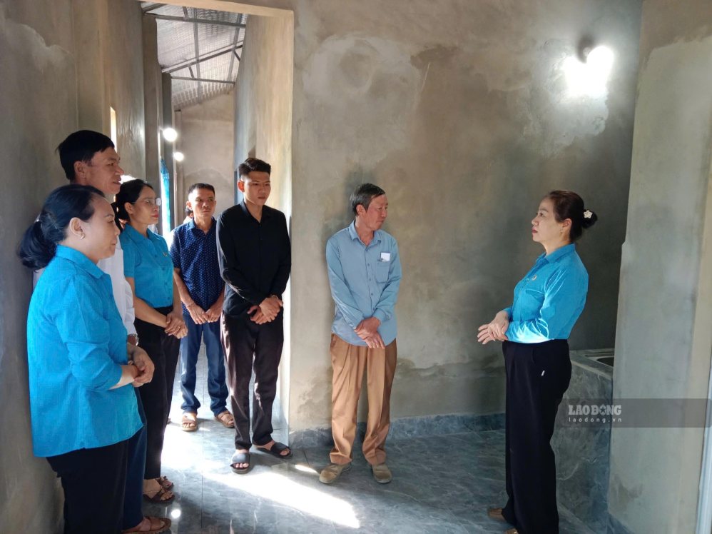 Từ nguồn hỗ trợ của công đoàn, gia đình anh Lò Văn Tâm vay mượn thêm để xây dựng căn nhà. Ảnh: Thành An