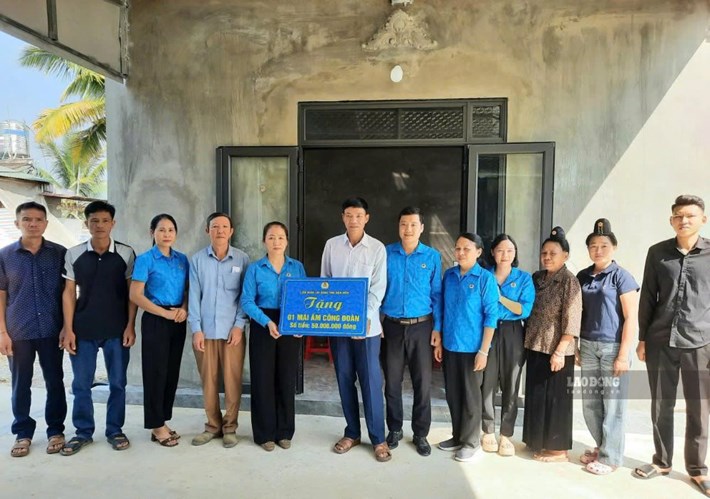 Công đoàn tỉnh Điện Biên hỗ trợ những đoàn viên gặp khó. Ảnh: Thành An