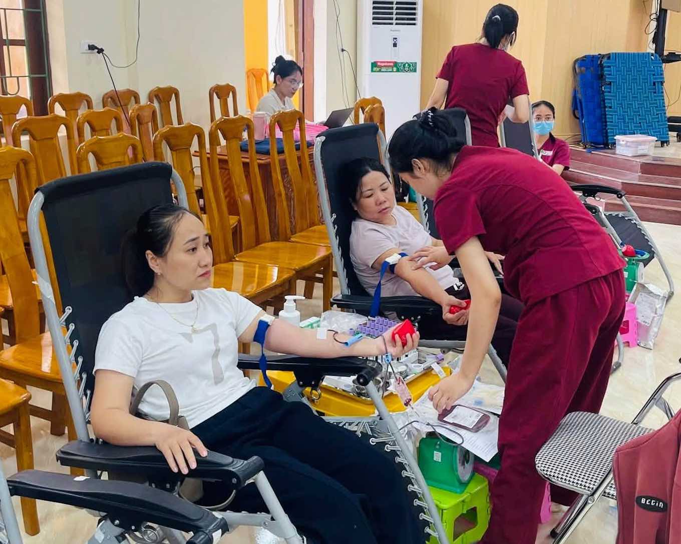 Người lao động Công ty Sản xuất vật liệu Quảng Bình tham gia hiến máu tình nguyện