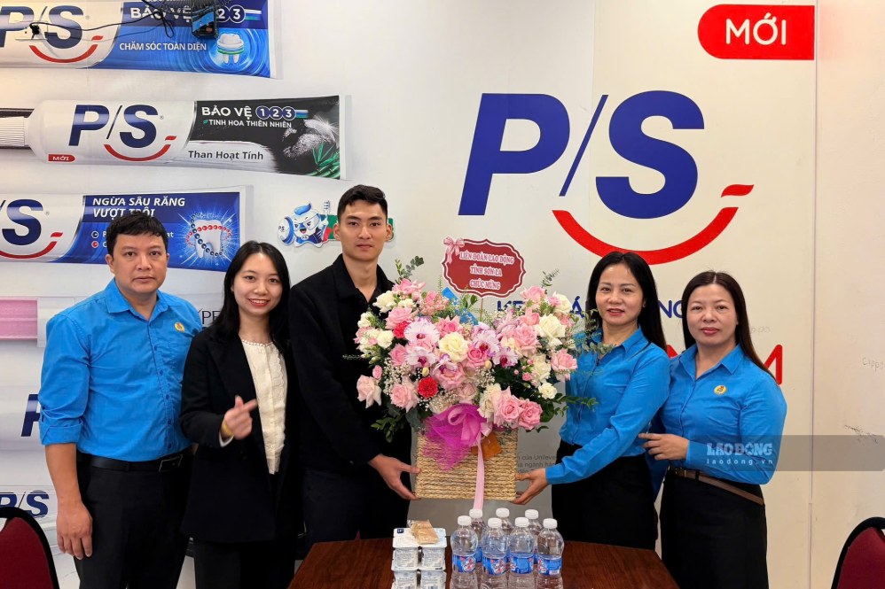 LĐLĐ tỉnh Sơn La chúc mừng Ngày doanh nhân Việt Nam và vận động thành lập CĐCS Công ty Cổ phần MTG Việt Nam - Chi nhánh tại Mộc châu. Ảnh: LĐLĐ tỉnh Sơn La (chụp tháng 9/2026).