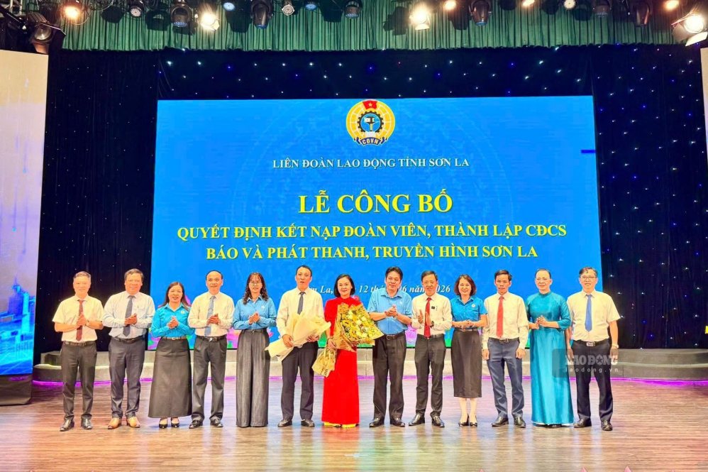 Lãnh đạo Liên đoàn Lao động tỉnh Sơn La trao quyết định thành lập Công đoàn cơ sở Báo và Phát thanh, Truyền hình Sơn La. Ảnh: LĐLĐ tỉnh Sơn La (chụp ngày 12.6.2026)