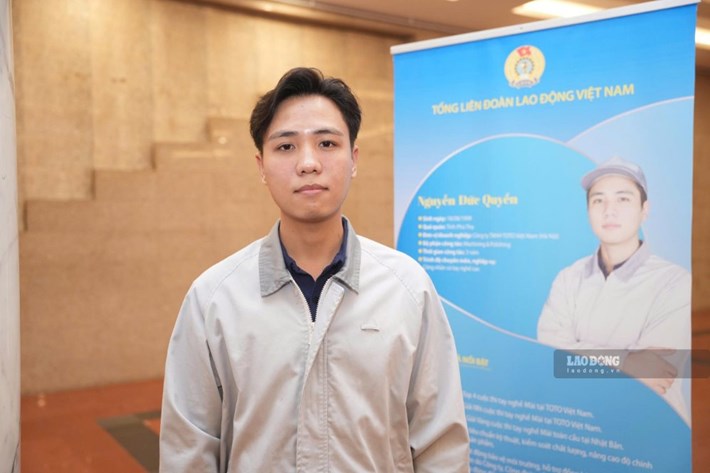 El Sr. Nguyen Duc Quyen (nacido en 1999), trabajador de TOTO Vietnam Co., Ltd., siempre lleva en sí mismo un espíritu de aprendizaje y sed de innovación. Foto: Pham Dong