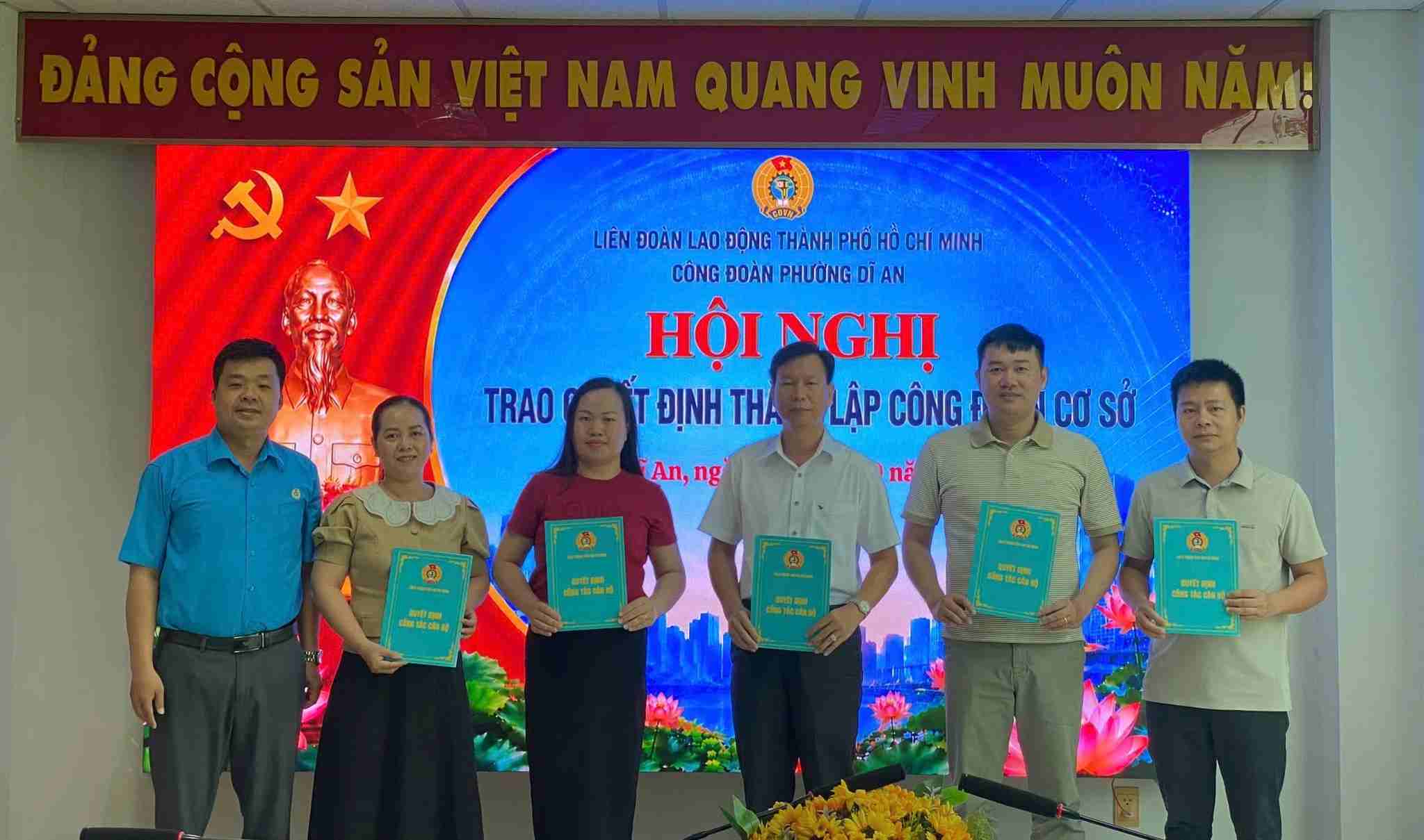Công đoàn phường Dĩ An trao quyết định thành lập CĐCS. Ảnh: Công đoàn phường Dĩ An