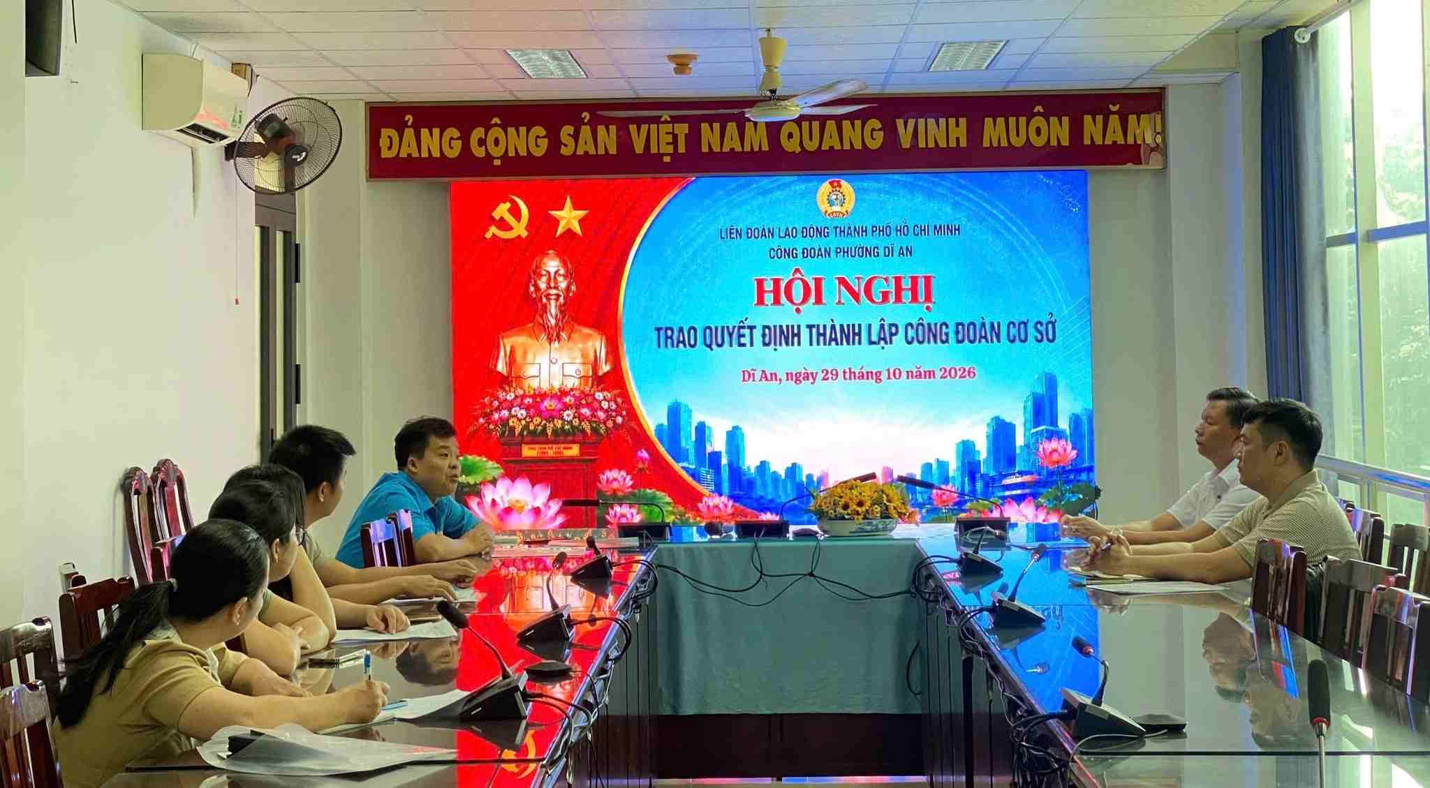 Hội nghị trao quyết định thành lập CĐCS. Ảnh: Công đoàn phường Dĩ An