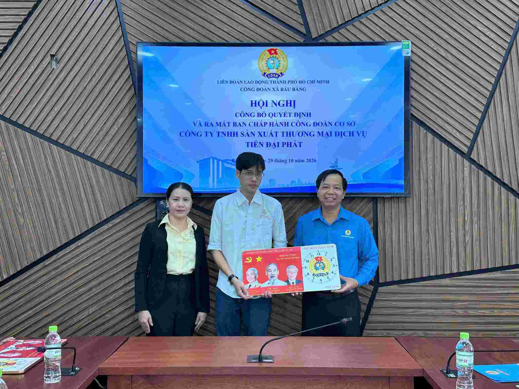 Công đoàn xã Bàu Bàng trao quyết định thành lập CĐCS Công ty TNHH Sản xuất - Thương mại - Dịch vụ Tiến Đại Phát. Ảnh: Công đoàn xã Bàu Bàng