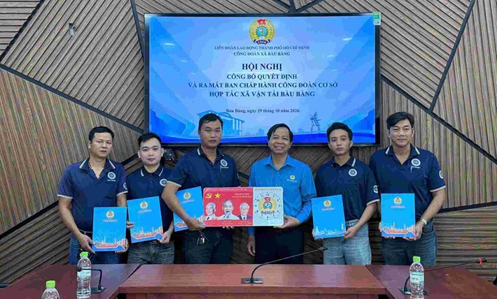 Công đoàn xã Bàu Bàng trao quyết định thành lập cho CĐCS Hợp tác xã Vận tải Bàu Bàng. Ảnh: Công đoàn xã Bàu Bàng
