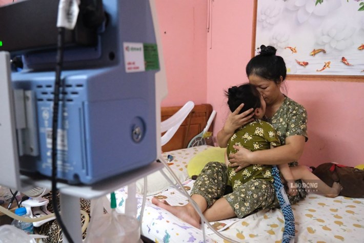 Chị Dương cho biết, căn bệnh khiến con ngủ vào ban ngày và thường xuyên quấy khóc vào ban đêm. 6 năm qua, chị Dương bị mất ngủ nặng. Ảnh: Phong Linh.