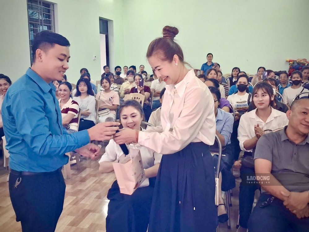 Các cổ động viên phấn khởi khi trả lời đúng câu hỏi phần giao lưu với khán giả. Ảnh: Dương Bắc, ảnh chụp 29.10.2026