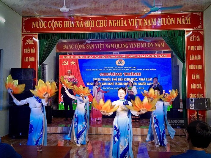 Tiết mục văn nghệ được chuẩn bị kỹ lưỡng trong buổi tuyên truyền pháp luật tại xã Đại Đồng, tỉnh Phú Thọ. Ảnh: Dương Bắc