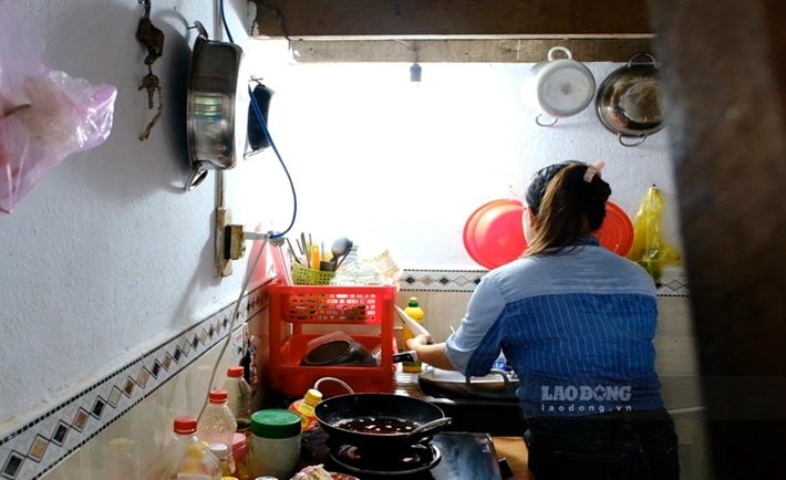 Công nhân lựa chọn những phòng trọ giá rẻ, gần công ty để tiết kiệm chi phí, thuận tiện đi làm. Ảnh: Mỹ Ly