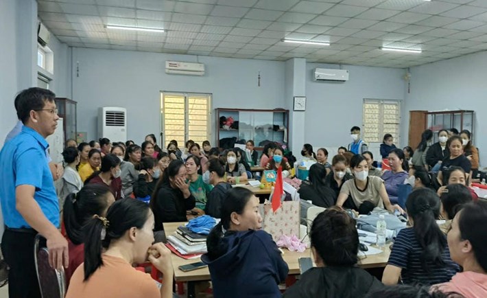 Liên đoàn Lao động tỉnh Quảng Trị cùng các sở, ban ngành gặp mặt các công nhân, người lao động bị nợ lương của công ty ngày 30.9. Ảnh: Tân Hướng