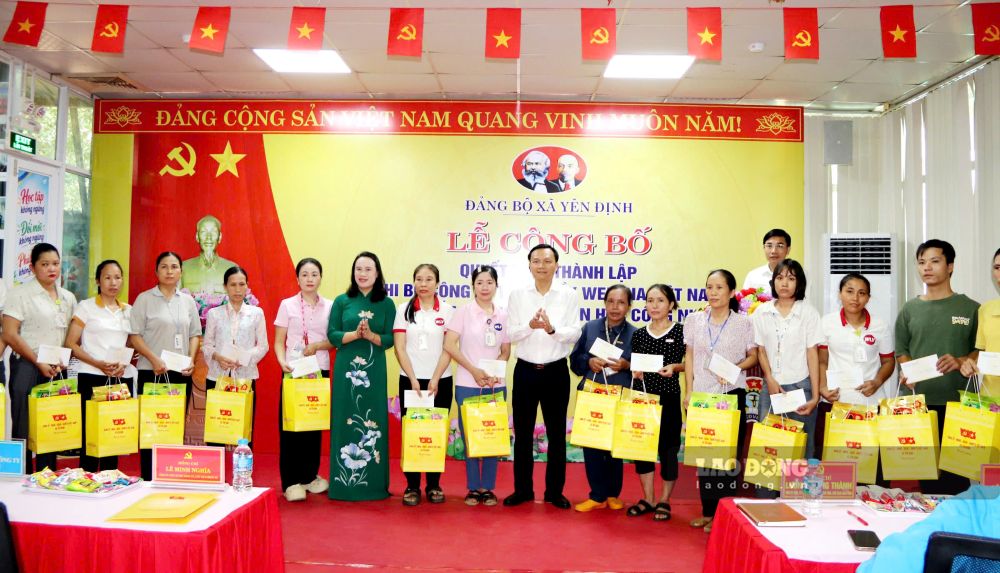 Trao quà cho công nhân lao động có hoàn cảnh khó khăn. Ảnh: Minh Hoàng (chụp ngày 2.10.2026)