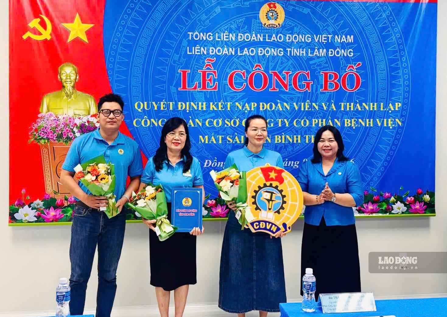 Bà Trần Thị Xuân Thắm - Chủ tịch Công đoàn phường Hàm Thắng trao quyết định thành lập Công đoàn cơ sở Công ty cổ phần Bệnh viện Mắt Sài Gòn Bình Thuận, ngày 30.9. Ảnh: Duy Tuấn