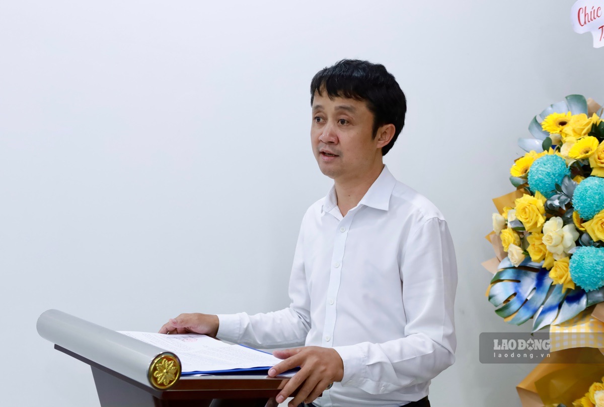 Ông Hồ Công Dương, Phó Chủ tịch Thường trực Liên đoàn Lao động tỉnh Lâm Đồng phát biểu giao nhiệm vụ cho công đoàn cơ sở vừa thành lập. Ảnh: Duy Tuấn, chiều 2.10.