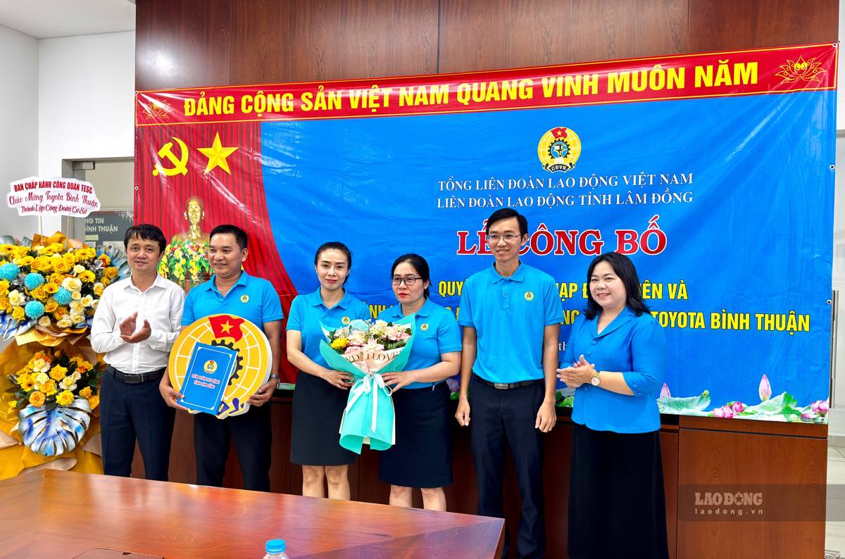 Lãnh đạo Liên đoàn Lao động tỉnh Lâm Đồng, Công đoàn phường Hàm Thắng trao quyết định thành lập Công đoàn cơ sở Công ty TNHH Toyota Bình Thuận. Ảnh: Duy Tuấn, chụp ngày 2.10.