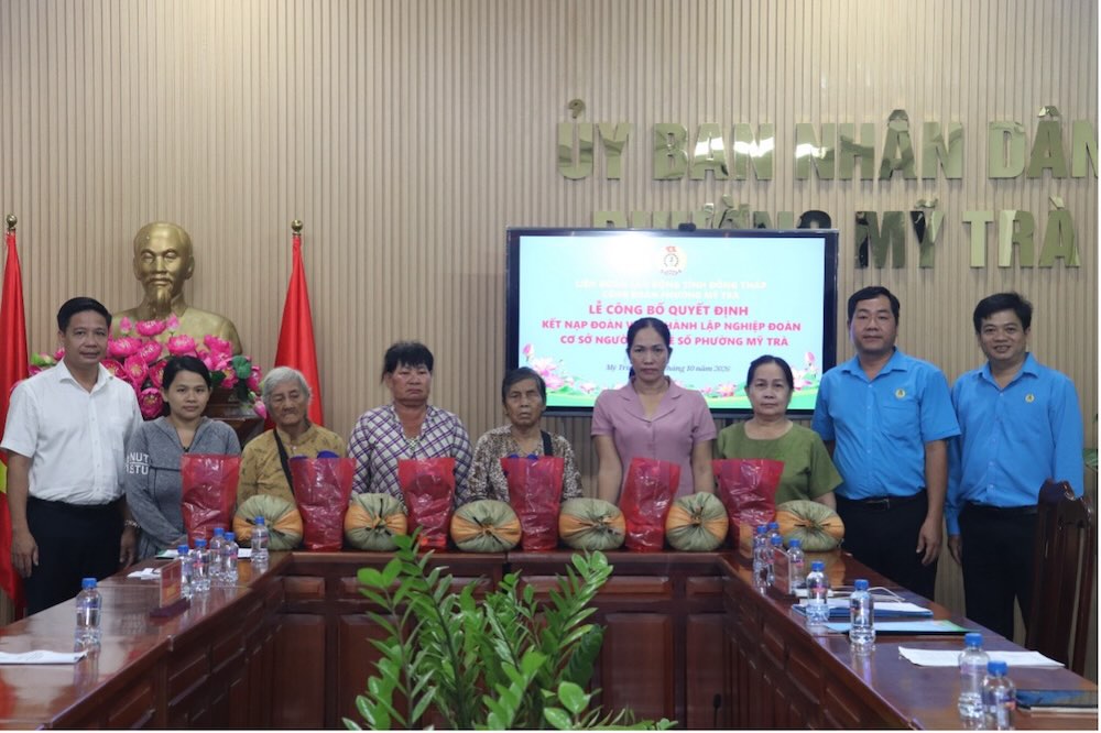 Trao quà cho đoàn viên Nghiệp đoàn cơ sở Người bán vé số phường Mỹ Trà. Ảnh: LĐLĐ Đồng Tháp cung cấp. 