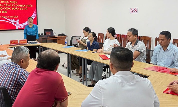 8 cán bộ, đoàn viên ưu tú Công đoàn phường Sơn Trà, Đà Nẵng, được trao giấy chứng nhận bồi dưỡng nhận thức về Đảng. Ảnh: Công đoàn Sơn Trà