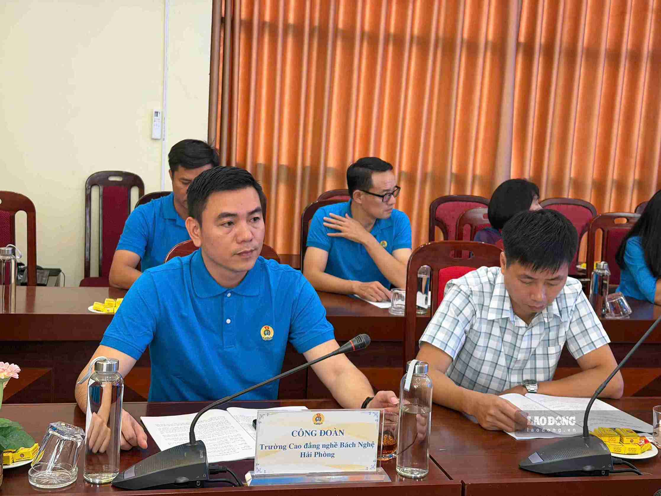 Các đại biểu lắng nghe nội dung trao đổi tại tọa đàm sáng 3.10. Ảnh: Mai Hương